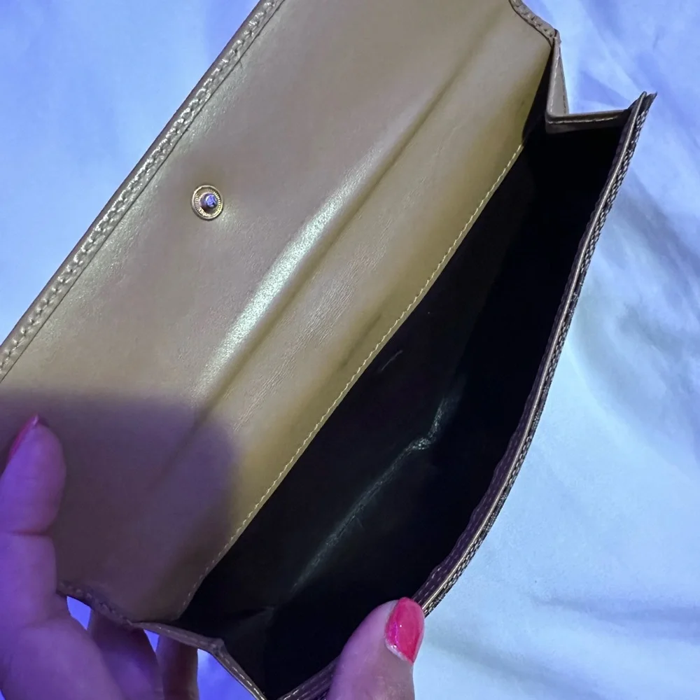 Authentic Gucci Bifold Wallet. - Picture 8 of 11
